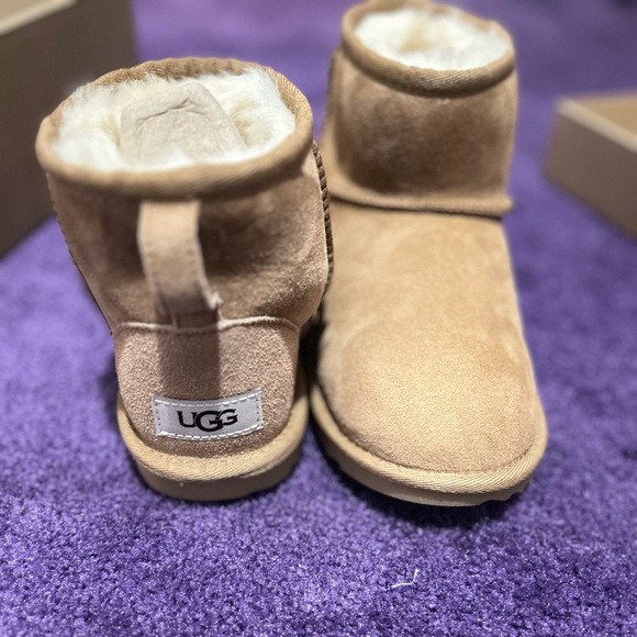 BRAND NEW‼️ UGG Kids Classic Mini ll (SIZE 4 GIRLS)
(COLOR CHESTNUT) main image 3